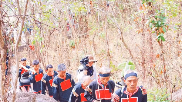Các già làng dẫn đoàn lên núi làm lễ.