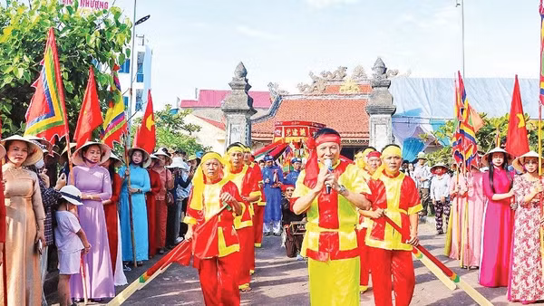 Nghi thức hò chèo cạn trong Lễ hội Cầu ngư Nhượng Bạn (Ảnh NGỌC KHÁNH)
