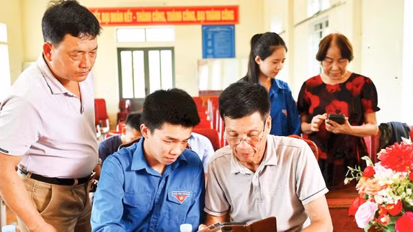 Đoàn viên thanh niên hướng dẫn người dân cài đặt và sử dụng ứng dụng i-Hà Tĩnh.