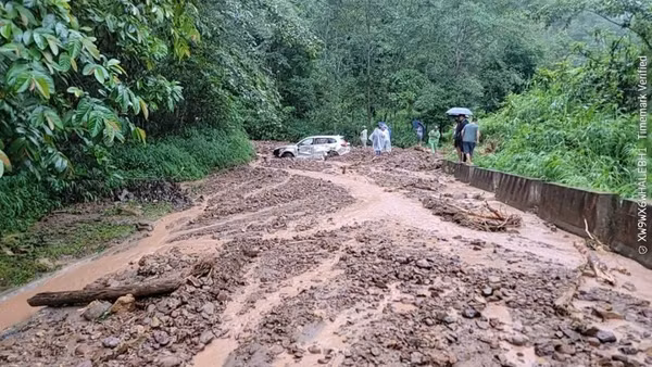 Sạt lở trên tỉnh lộ 135 địa phận phường Tân Phong. (Ảnh do người dân địa phương cung cấp)