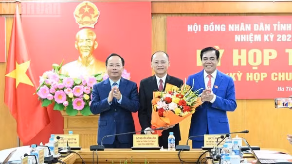 Các đồng chí Thường trực Tỉnh ủy Hà Tĩnh tặng hoa chúc mừng tân Chủ tịch Hội đồng nhân dân tỉnh Hà Tĩnh.