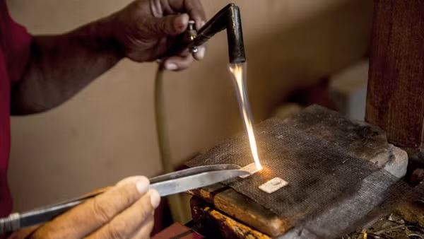 Công nhân đang nung chảy bạc để làm trang sức bạc tại cơ sở trang sức bạc HS Silver ở Kotagede, Yogyakarta, Indonesia. (Ảnh: Tân Hoa xã)