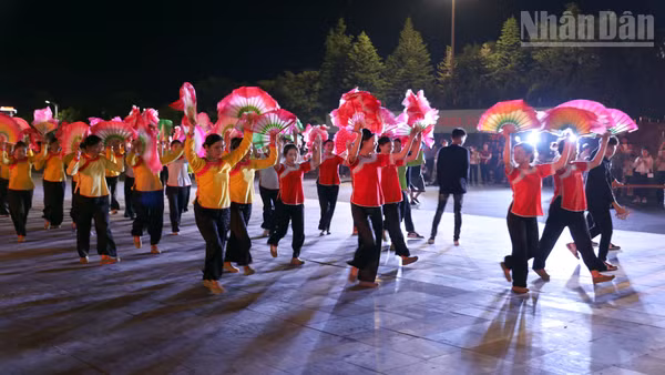 Màn trình diễn của các nghệ nhân, diễn viên quần chúng trong quá trình diễn diễu đường phố tại buổi giao lưu.