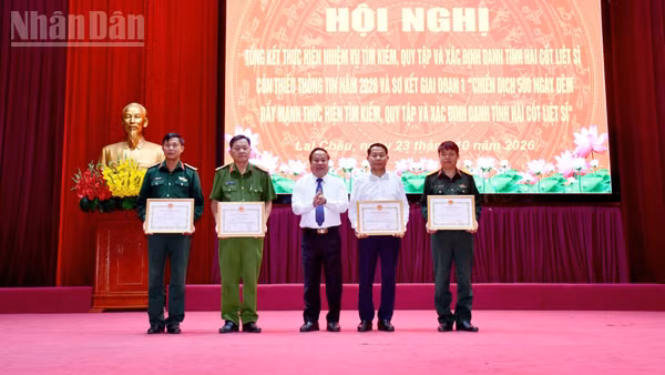 Lãnh đạo tỉnh Lai Châu trao bằng khen cho đại diện tập thể và cá nhân có thành tích xuất sắc trong thực hiện nhiệm vụ tìm kiếm, quy tập và xác định danh tính hài cốt liệt sĩ. (Ảnh: TRẦN TUẤN)