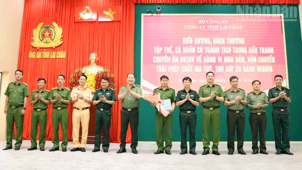 Giám đốc Công an tỉnh Lai Châu tặng hoa chúc mừng các thành viên đại diện Ban Chuyên án.