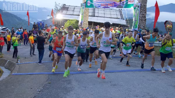 Các vận động viên xuất phát tranh tài ở cự ly 22km.