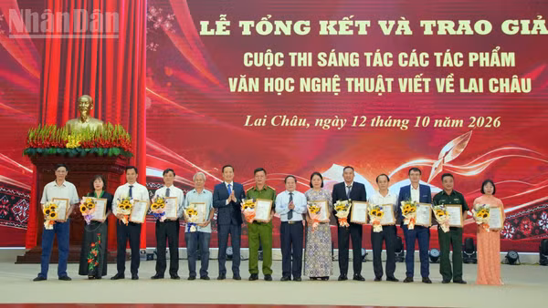 Ban tổ chức trao giải cho các tác giả đoạt giải ở thể loại ký.