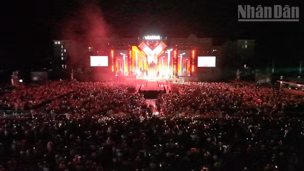 Hàng chục nghìn người dân Lai Châu tham dự đêm nhạc Viettel Y-Fest vào tối 3/10 tại Quảng trường nhân dân tỉnh Lai Châu.