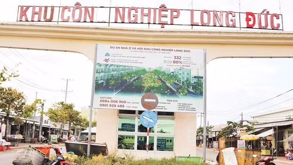 1 - Rác thải bố trí tại cổng Khu công nghiệp Long Đức, phường Long Đức gây mất mỹ quan đô thị.