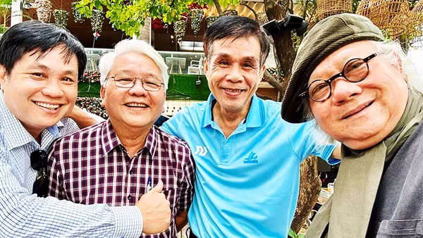 Nhà nghiên cứu, nhà thơ, nhà báo Lê Minh Quốc (thứ hai, bên phải sang) luôn gắn bó với bạn bè.