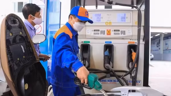 Nhân viên bơm xăng cho khách hàng tại một cửa hàng kinh doanh xăng dầu. (Ảnh: THÀNH ĐẠT)