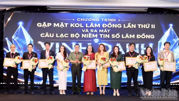 Đại tá Huỳnh Ngọc Liêm, Phó Giám đốc Công an tỉnh Lâm Đồng trao giấy khen tặng các KOL có đóng góp cho phong trào toàn dân bảo vệ an ninh Tổ quốc tại địa phương.