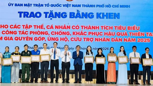 Đại diện Saigon Co.op (thứ 4, từ phải sang) vinh dự nhận bằng khen của Chủ tịch Ủy ban nhân dân Thành phố Hồ Chí Minh. (Ảnh: Saigon Co.op)