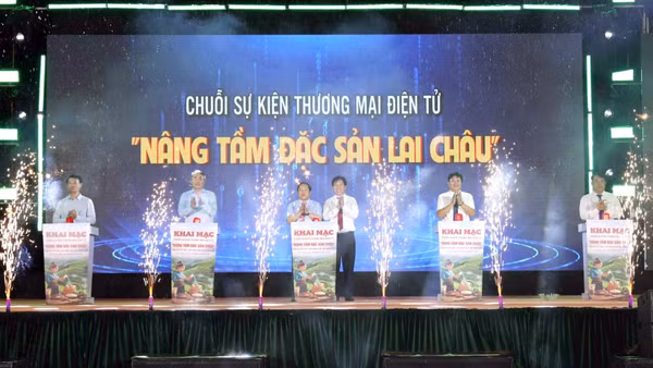 Lãnh đạo tỉnh Lai Châu thực hiện nghi thức khai mạc chuỗi sự kiện thương mại điện tử “Nâng tầm đặc sản Lai Châu” tối 29/8, tại xã Than Uyên. (Ảnh: Trần Tuấn)
