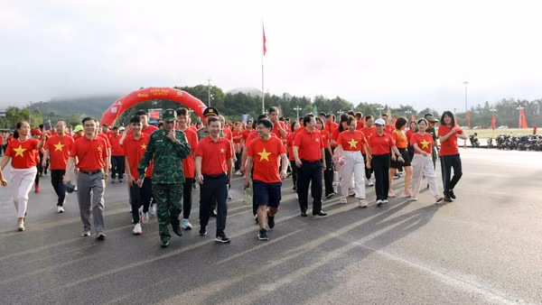 Các đồng chí lãnh đạo tỉnh Lai Châu và hơn 3.000 người dân tại điểm cầu trung tâm tỉnh cùng xuất phát đi bộ hưởng ứng mục tiêu 10 tỷ bước xanh. (Ảnh: Trần Tuấn)