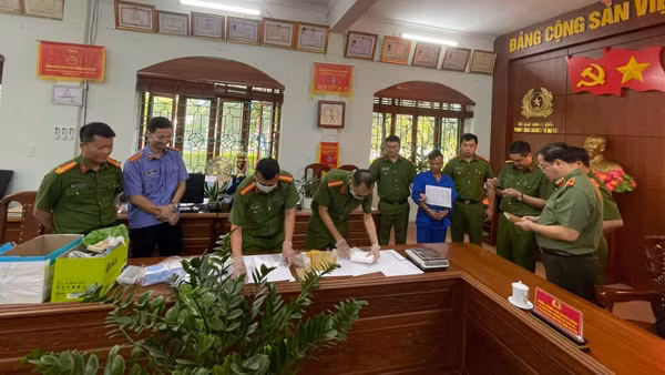 Cơ quan điều tra kiểm tra tang vật của vụ án. (Ảnh: TRẦN TUẤN)