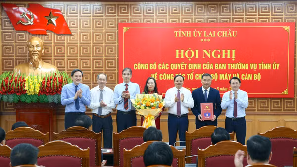 Lãnh đạo tỉnh Lai Châu tặng hoa chúc mừng các đồng chí Phó bí thư Đảng ủy Hội đồng nhân dân và Ủy ban Mặt trận Tổ quốc Việt Nam tỉnh. (Ảnh: Báo và Phát thanh truyền hình Lai Châu)