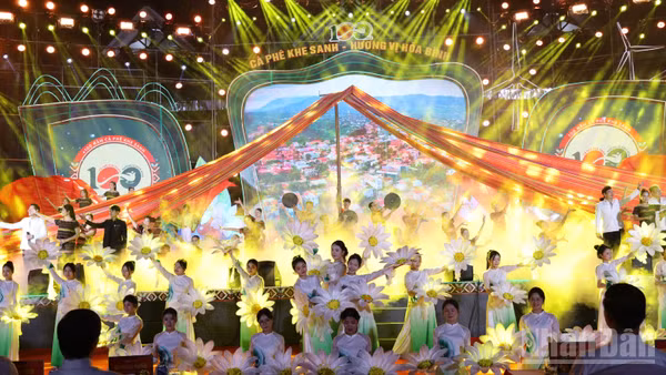 Chương trình chính luận nghệ thuật “Cà phê Khe Sanh-Hương vị hòa bình”. (Ảnh: HIẾU MINH)