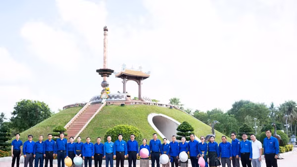 Đoàn đại biểu Trung ương Đoàn Thanh niên Nhân dân Cách mạng Lào thăm Di tích quốc gia đặc biệt Thành Cổ Quảng Trị. (Ảnh: Tỉnh Đoàn Quảng Trị)