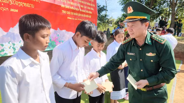 Lãnh đạo Bộ đội Biên phòng Quảng Trị trao quà cho học sinh Trường phổ thông dân tộc nội trú La Cồ. (Ảnh: PHAN VĨNH)