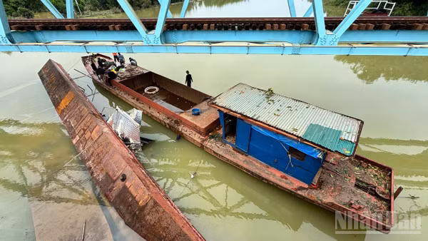 Chiếc sà-lan cuối cùng đã được trục vớt, di dời thành công. (Ảnh: H.M)