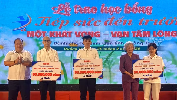 Ban Tổ chức trao 3 suất học bổng đặc biệt cho 3 tân sinh viên có hoàn cảnh đặc biệt khó khăn. (Ảnh: H.M)
