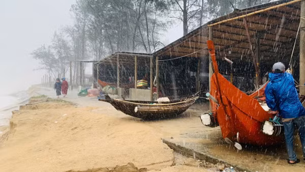 Sóng lớn khiến nhiều đoạn đường, lều quán của người dân dọc bãi tắm Mỹ Thủy bị nứt gãy, nguy cơ sụt lún. (Ảnh: H.M)