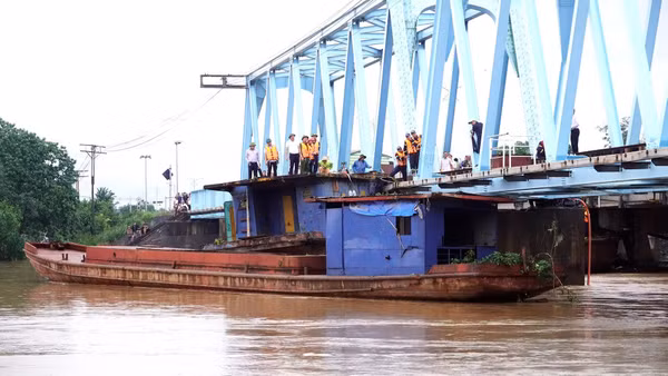 Tỉnh Quảng Trị khẩn trương triển khai phương án xử lý cụm sà-lan mắc kẹt tại cầu đường sắt Mỹ Chánh, xã Nam Hải Lăng. (Ảnh: H.M)