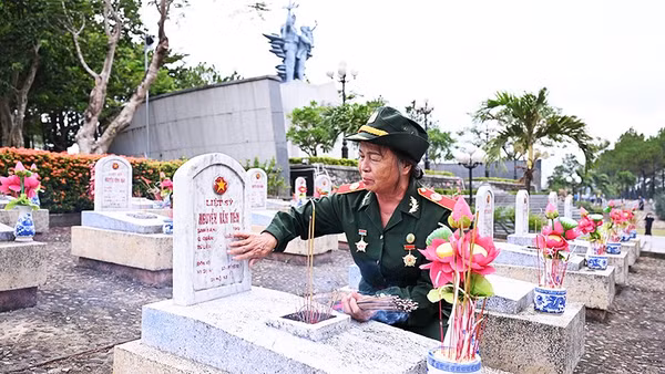 Bà Nguyễn Thị Nhớ (Cam Lộ, Quảng Trị) viếng đồng đội tại Nghĩa trang Liệt sĩ quốc gia Đường 9.