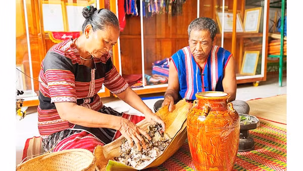 Ủ rượu cần từ các loại lá cây rừng.