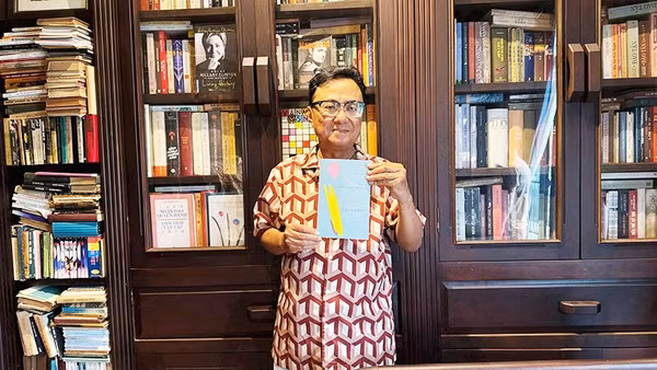 Nhà thơ Hồng Thanh Quang và tập thơ "Cúc muộn".