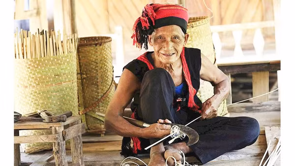 Đồng bào Vân Kiều, Pa Kô dưới chân dãy Trường Sơn (Quảng Trị) giữ gìn nghề đan lát.