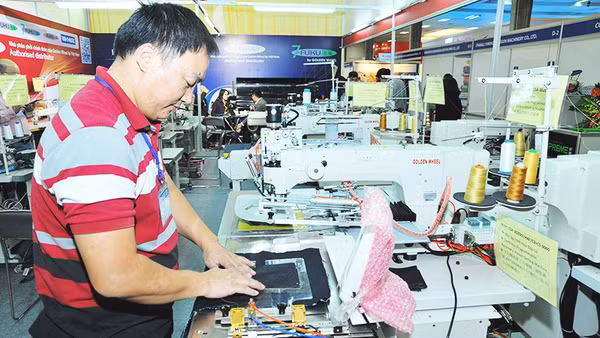 Doanh nghiệp phải chủ động đầu tư công nghệ, đẩy mạnh tự động hóa nhằm tăng năng suất, bù đắp chi phí lao động tăng thêm. Ảnh: NAM ANH