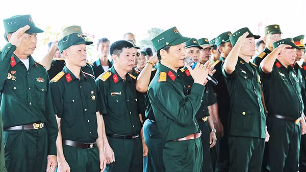 Cựu chiến binh, nhạc sĩ Khắc Hiển hát cho đồng đội đã nằm xuống tại Đền thờ liệt sĩ Mặt trận Vị Xuyên trên điểm cao 468. Ảnh: KHIẾU MINH