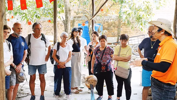 Du khách ngày nay thích những trải nghiệm chân thực, những câu chuyện văn hóa và cảm xúc cá nhân nhiều hơn. Ảnh: NAM NGUYỄN