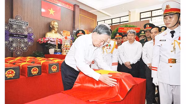 Đồng chí Tổng Bí thư, Chủ tịch nước Tô Lâm thắp hương tưởng nhớ liệt sĩ và kiểm tra khu vực lưu giữ tạm thời các bộ hài cốt liệt sĩ vừa được khai quật tại Công viên Lê Thị Riêng. Ảnh: THẾ ANH