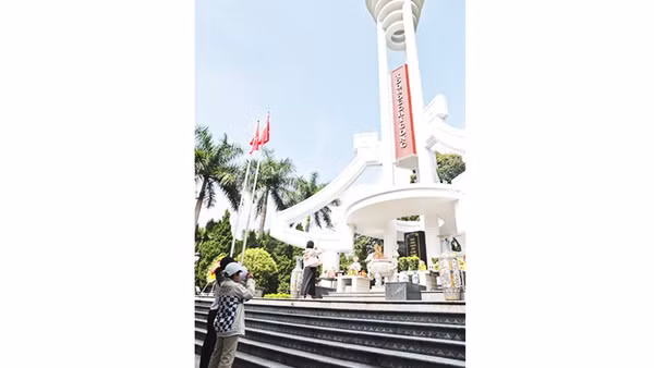 Người dân đến viếng tại Nghĩa trang Liệt sĩ Quốc gia Vị Xuyên. Ảnh: MINH LÊ