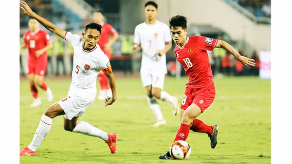 Tiền vệ trẻ Khuất Văn Khang đang trở thành một trong những lựa chọn mới cho tuyến giữa. Ảnh: LÊ MINH