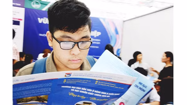 Thí sinh cần tìm hiểu kỹ các thông tin tuyển sinh của các trường đại học. Ảnh: NAM NGUYỄN