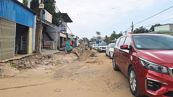 Mặt đường bị thu hẹp đáng kể khiến việc lưu thông trên trục du lịch Mũi Né gặp nhiều khó khăn.