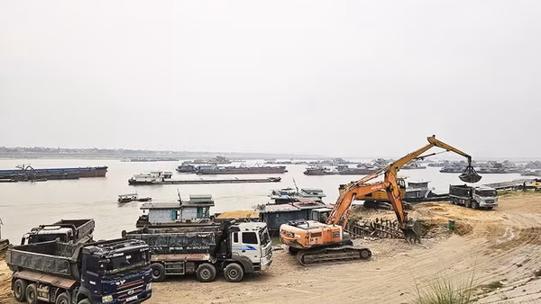 Hoạt động kinh doanh bến thủy nội địa nhộn nhịp tại tuyến sông Hồng đoạn qua xã Vĩnh Thành (Phú Thọ).