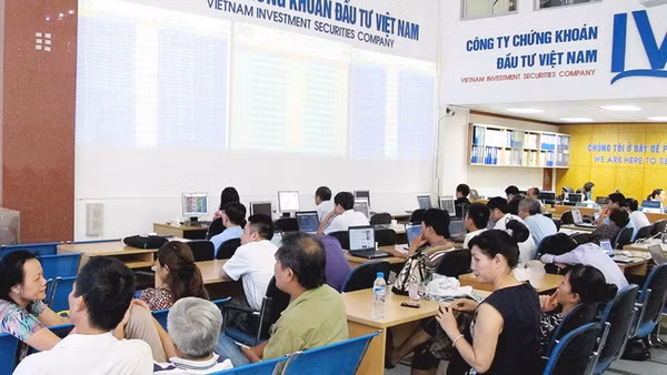 Nhà đầu tư cần cẩn trọng trước các thông tin thị trường. Ảnh: NGUYỆT ANH