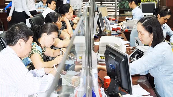 Nhiều ngân hàng đã thực hiện giảm lãi suất kể từ đầu quý II. Ảnh: NAM ANH