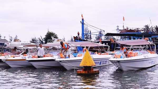 Bảo đảm an toàn phải được đặt lên hàng đầu đối với ca-nô chở khách. Ảnh: NAM HẢI