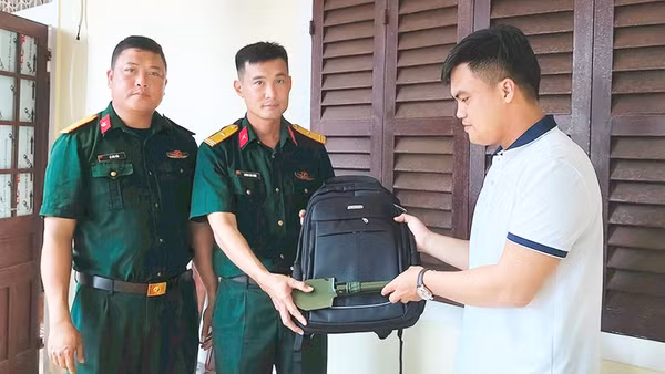 Tặng quà cho Đội quy tập hài cốt liệt sĩ