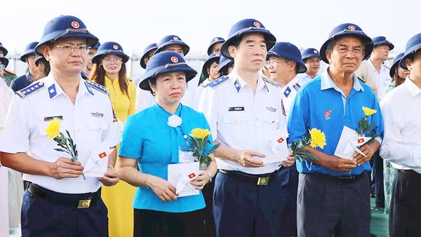 Các đại biểu tham dự Lễ tưởng niệm đặc biệt trên biển Qui Thiện.