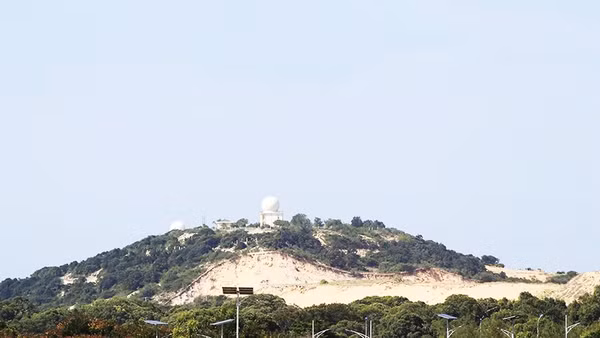 Trạm radar 67 nhìn từ xa.