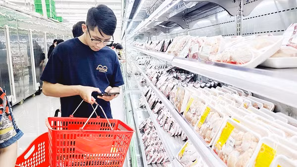 Gánh nặng về chi phí sinh hoạt khiến nhiều người trẻ e ngại, lựa chọn trì hoãn hôn nhân. Ảnh: NAM HẢI