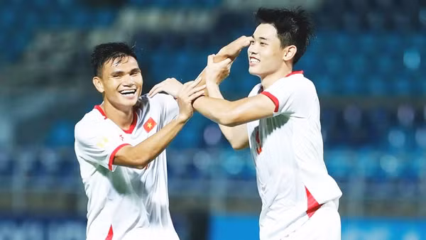 Nguyễn Đình Bắc (phải) ghi hat-trick vào lưới Đội tuyển Timor-Leste.