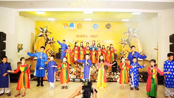 Nghệ nhân Văn Sang (đứng bên trái) dạy các em nhỏ khóa học về dân ca ví, giặm. Ảnh: NVCC